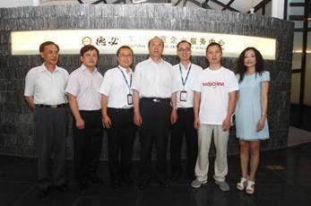 厉无畏主席与银河官方版网站登录入口 - 银河(中国)领导及园区企业代表合影